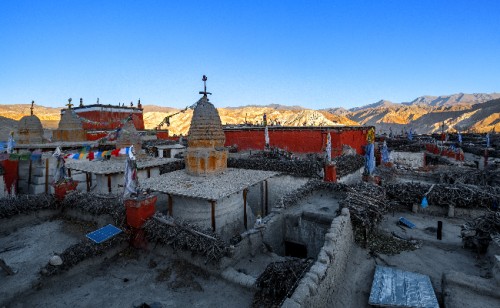 Hire a Guide and Porter for the Upper Mustang